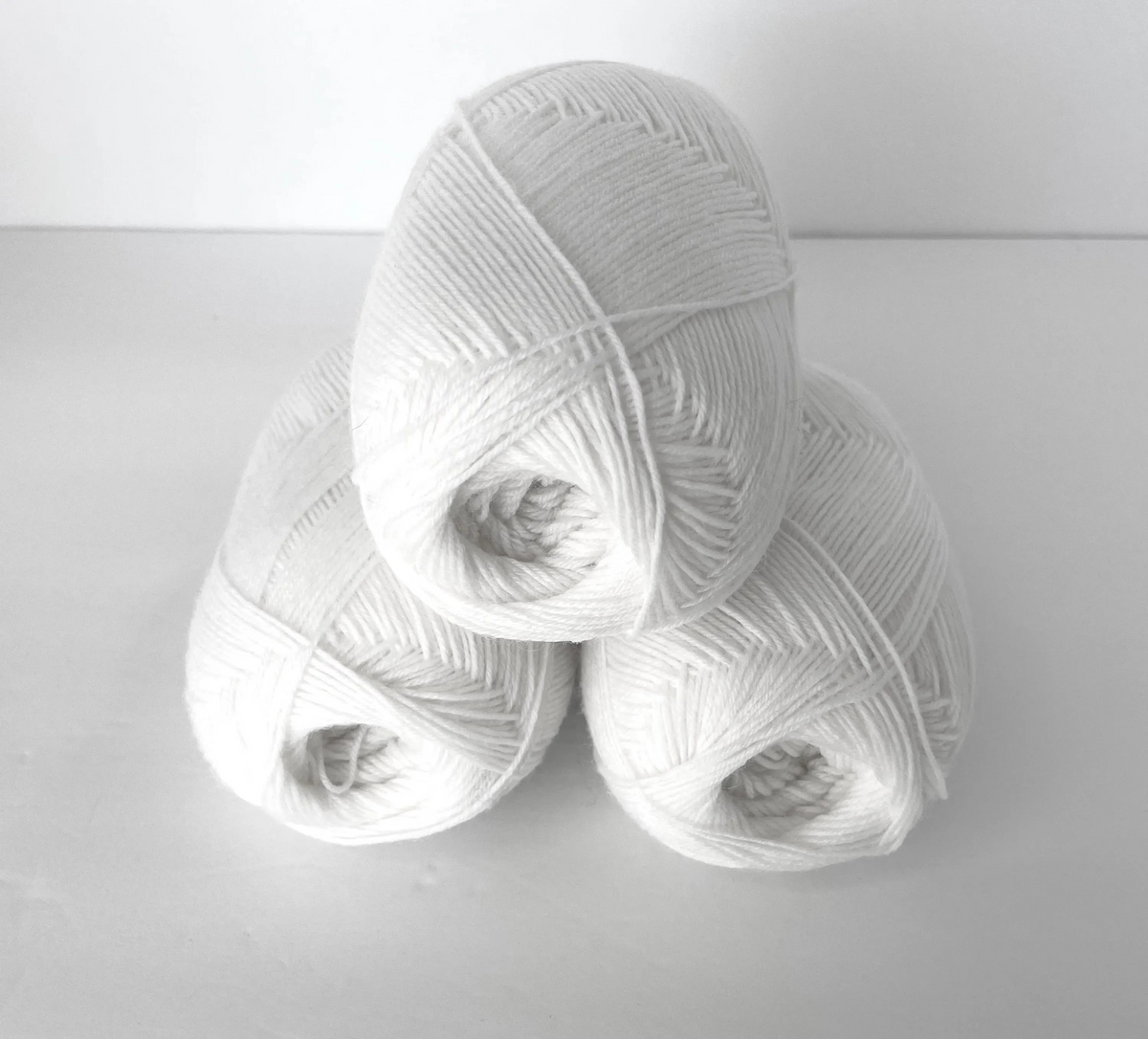 Solid Color Sock Yarn 100gram for Full Sock or Contrast Heel Toe Cuff Leg Gusset Uni Color Aktiv Yarn Fingering White Accent Yarn Complement