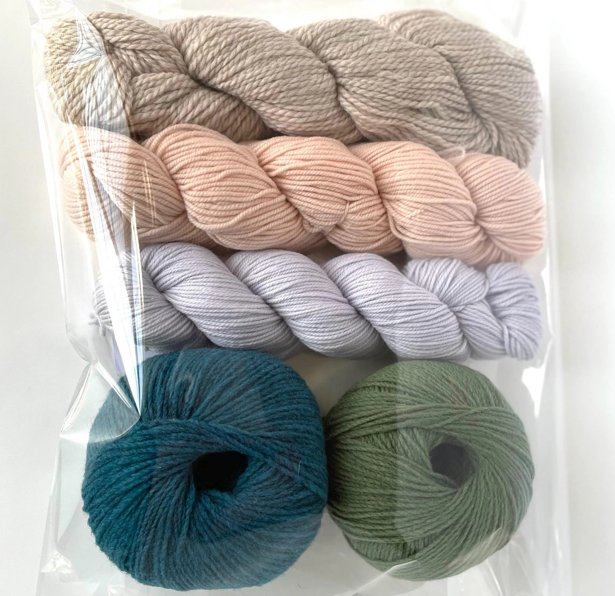 Mystery Yarn 100% Wool Non-Superwash Yarn Mystery Bundle Gift for Knitter Crocheter 250g Fingering Sport Worsted Surprise Curated Gift Bag Natural Fibers